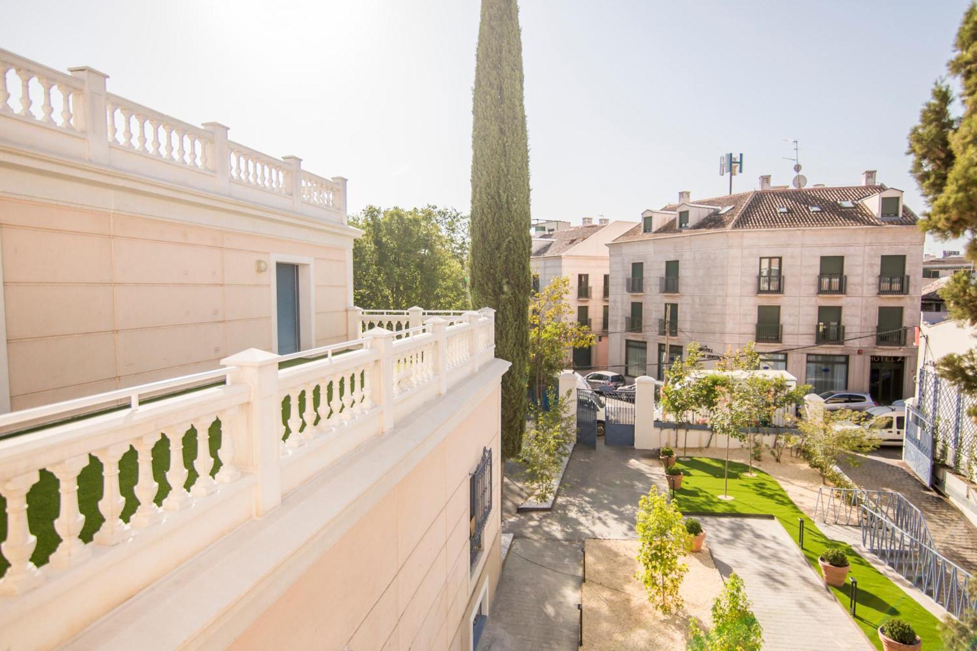 Apartamentos Plaza De Santiago - Estudios Turisticos - 1 Llave Pinto Eksteriør billede
