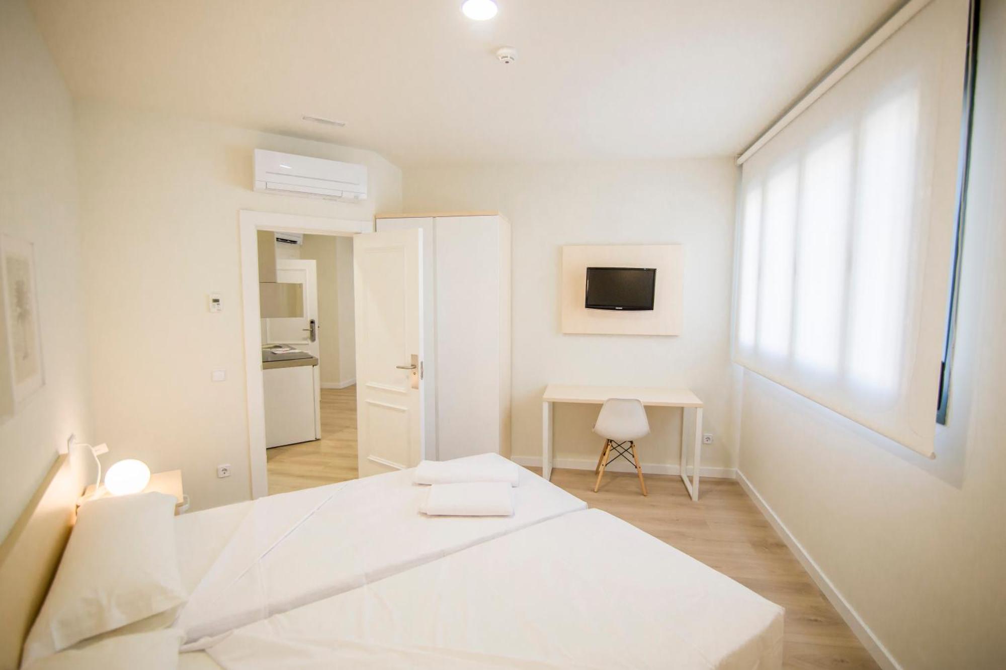 Apartamentos Plaza De Santiago - Estudios Turisticos - 1 Llave Pinto Eksteriør billede